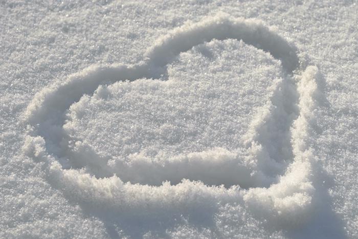 冬天雪地上的心插图源码资源库